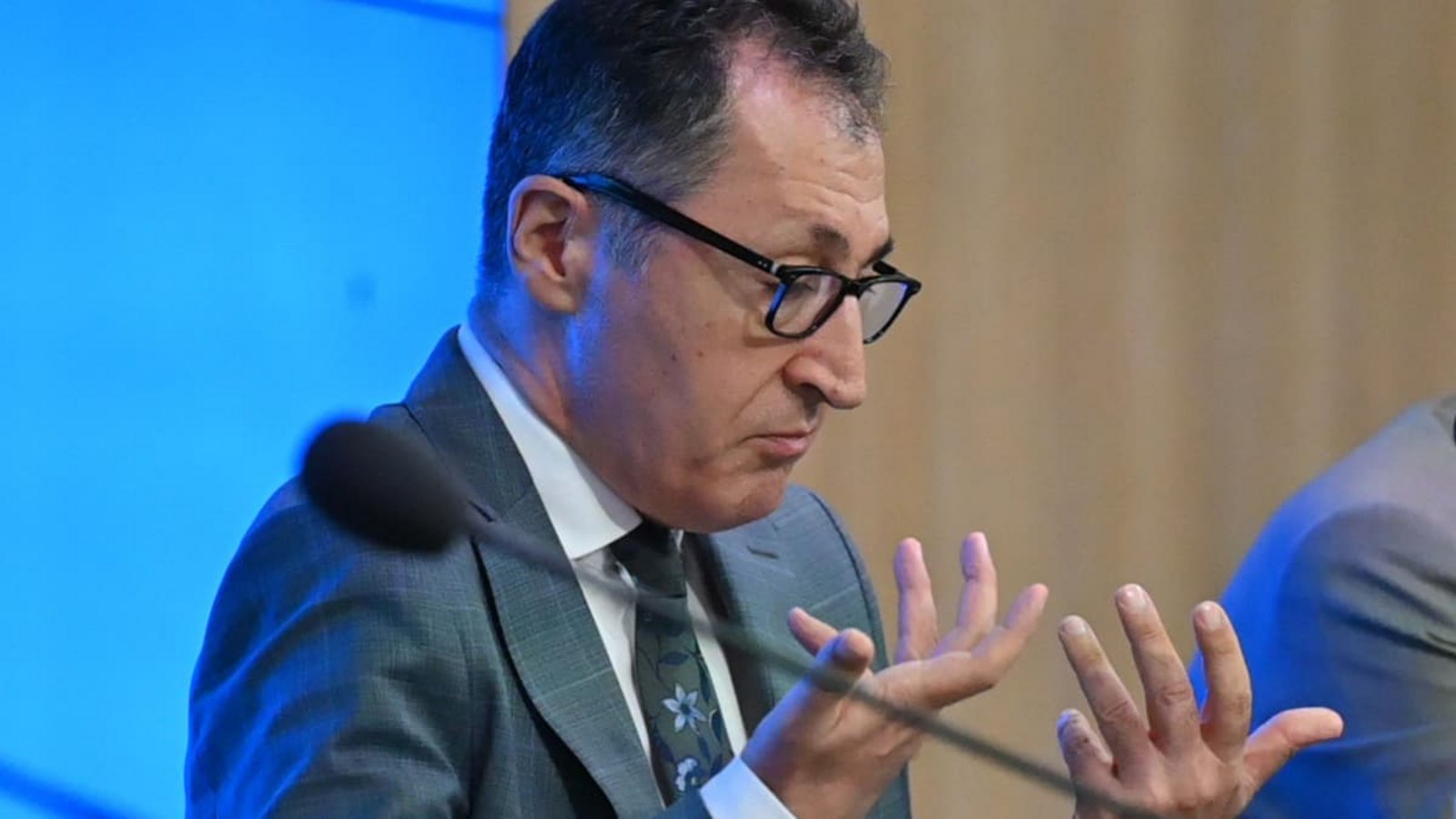 Ministerpräsident Cem Özdemir (Grüne) sieht keinen Widerspruch zur Urabstimmung. Deren Initiatoren sehen das anders.Jennifer Kramer/dpa Ministerpräsident Cem Özdemir (Grüne) sieht keinen Widerspruch zur Urabstimmung. Deren Initiatoren sehen das anders.Jennifer Kramer/dpa