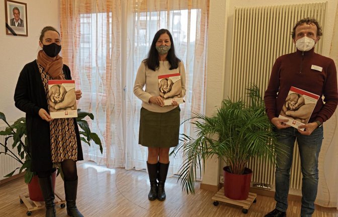 Angelika Hipp, Angela Adam und Thomas Schopp (von links) unterzeichneten gemeinsam die Gründungsurkunde der neuen Stiftung.  Foto: p