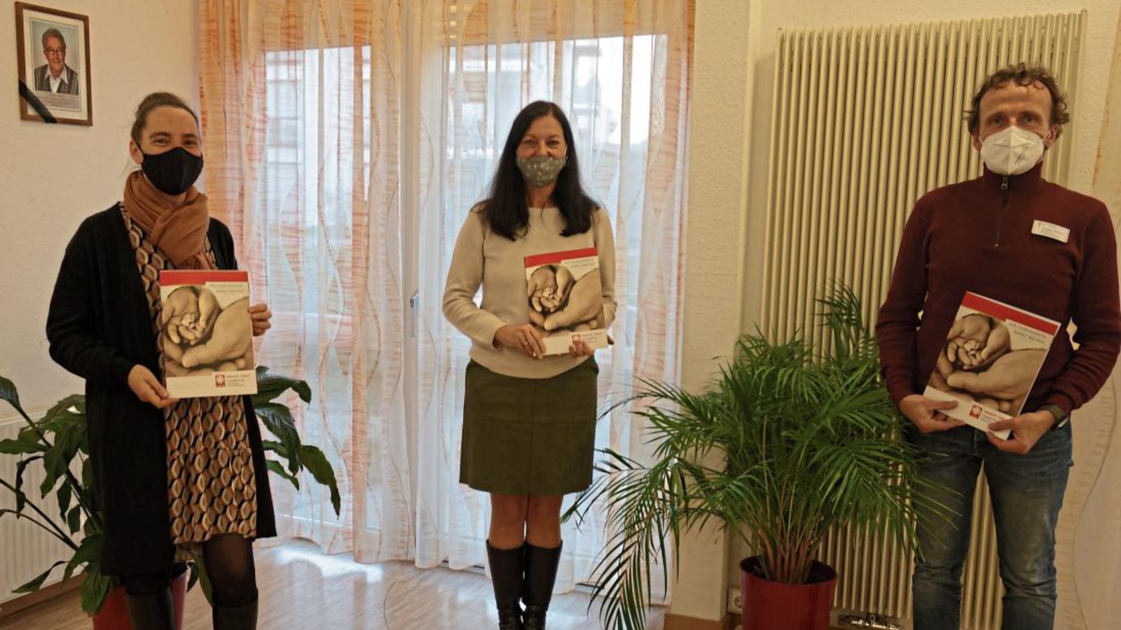 Angelika Hipp, Angela Adam und Thomas Schopp (von links) unterzeichneten gemeinsam die Gründungsurkunde der neuen Stiftung. Foto: p Angelika Hipp, Angela Adam und Thomas Schopp (von links) unterzeichneten gemeinsam die Gründungsurkunde der neuen Stiftung. Foto: p