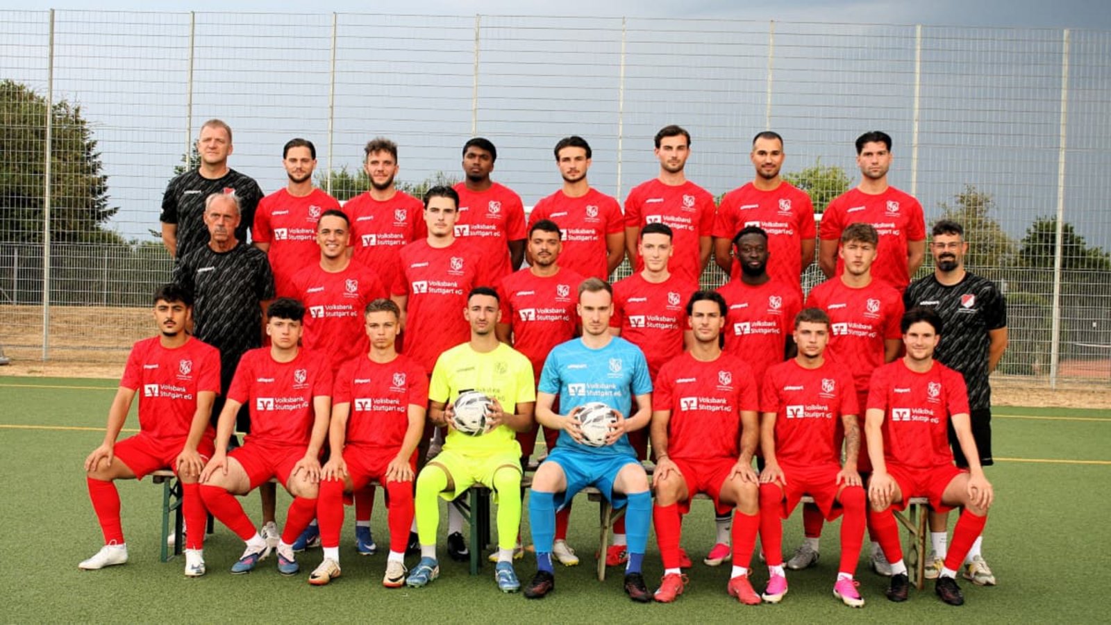 Der Kader des Landesligisten TV Oeffingen in der Saison 2026/2027. Hintere Reihe von links: Trainer Haris Krak, Veton Ahmeti, Leonis Memaj, Shyan Gnananessan, Eridon Hashani, Laurent Hashani, Haris Gudzevic , Justin Bren. Mittlere Reihe von links: Torwarttrainer Manfred Zmudzki, Myrdon Gorica, Sebastian Pütz, Joel-Noah Graham, Donart Zeneli, Leonce Eglou, Eldin Saljic, Teammanager Johannes Maxelon. Vordere Reihe von links: Brahim Santino Renz, Efe Yesil, Daris Camo, Alexander Karanis, Manuel Haug, Leonardo Tabusso, Robert Maric und Fabio Sipos. Auf dem Bild fehlen: Kevin Ljan, Patrik Koch, Mert Okar, Mannschaftsbetreuer Jürgen Beier, Physiotherapeutin Annika Hauser.Eva Herschmann Der Kader des Landesligisten TV Oeffingen in der Saison 2026/2027. Hintere Reihe von links: Trainer Haris Krak, Veton Ahmeti, Leonis Memaj, Shyan Gnananessan, Eridon Hashani, Laurent Hashani, Haris Gudzevic , Justin Bren. Mittlere Reihe von links: Torwarttrainer Manfred Zmudzki, Myrdon Gorica, Sebastian Pütz, Joel-Noah Graham, Donart Zeneli, Leonce Eglou, Eldin Saljic, Teammanager Johannes Maxelon. Vordere Reihe von links: Brahim Santino Renz, Efe Yesil, Daris Camo, Alexander Karanis, Manuel Haug, Leonardo Tabusso, Robert Maric und Fabio Sipos. Auf dem Bild fehlen: Kevin Ljan, Patrik Koch, Mert Okar, Mannschaftsbetreuer Jürgen Beier, Physiotherapeutin Annika Hauser.Eva Herschmann
