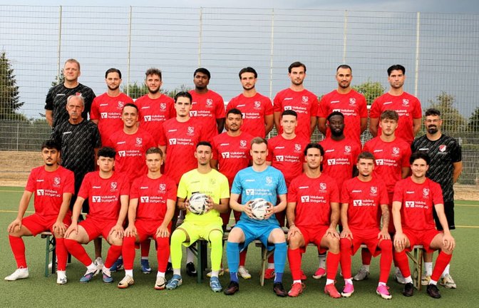 Der Kader des Landesligisten TV Oeffingen in der Saison 2026/2027. Hintere Reihe von links: Trainer Haris Krak, Veton Ahmeti, Leonis Memaj, Shyan Gnananessan, Eridon Hashani, Laurent Hashani, Haris Gudzevic , Justin Bren. Mittlere Reihe von links: Torwarttrainer Manfred Zmudzki, Myrdon Gorica, Sebastian Pütz, Joel-Noah Graham, Donart Zeneli, Leonce Eglou, Eldin Saljic, Teammanager Johannes Maxelon. Vordere Reihe von links: Brahim Santino Renz, Efe Yesil, Daris Camo, Alexander Karanis, Manuel Haug, Leonardo Tabusso, Robert Maric und Fabio Sipos. Auf dem Bild fehlen: Kevin Ljan, Patrik Koch, Mert Okar, Mannschaftsbetreuer Jürgen Beier, Physiotherapeutin Annika Hauser.<span class='image-autor'>Eva Herschmann</span>