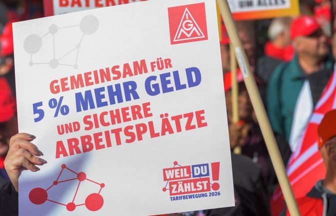 Einerseits deutlich mehr Geld - andererseits mehr Sicherheit für die Jobs. Das ist das Wunschziel der IG Metall.<span class='image-autor'>René Chlopotowski/dpa</span>