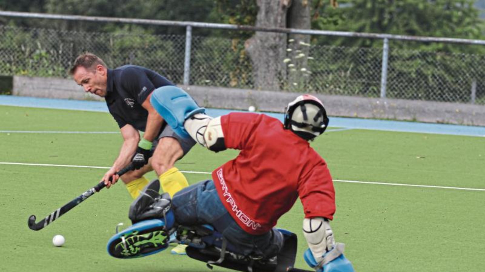 Sven König (hinten) von der SG Vaihingen/Ludwigsburg kommt frei vor Paul Rothweiler zum Schuss. Karlsruhes Schlussmann lenkt den Ball aber ins Toraus. Foto: Nachreiner Sven König (hinten) von der SG Vaihingen/Ludwigsburg kommt frei vor Paul Rothweiler zum Schuss. Karlsruhes Schlussmann lenkt den Ball aber ins Toraus. Foto: Nachreiner
