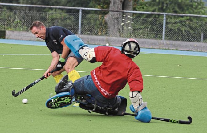 Sven König (hinten) von der SG Vaihingen/Ludwigsburg kommt frei vor Paul Rothweiler zum Schuss. Karlsruhes Schlussmann lenkt den Ball aber ins Toraus.  Foto: Nachreiner