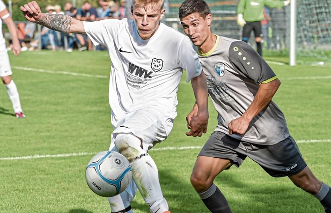 Sersheims Julian Riedel klärt vor Michael Theilmann. Am Ende hatte die SGM Roßwag/Mühlhausen aber mit 2:1 die Nase vorn. Foto: Leitner