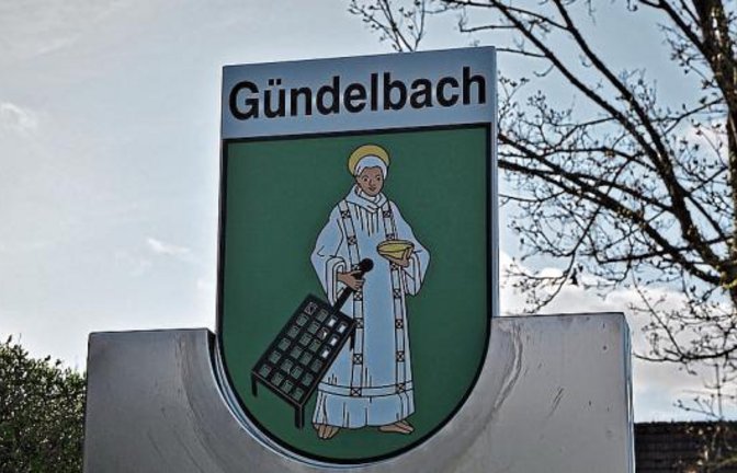 Die Ortsschilder in Gündelbach erstrahlen in neuem Glanz. Der Ortschaftsrat hat aus Verfügungsmitteln das Gündelbacher Ortswappen mit dem heiligen Laurentius erneuern lassen. Das Wappen zeigt den silbern gekleideten Laurentius mit goldenem Nimbus, in der rechten Hand einen schwarzen Rost, in der linken eine goldene Schale haltend. St. Laurentius, der Patron der Pfarrkirche und Weingärtner, wurde in Gündelbach bereits in dem 1563 nachgewiesenen Fleckensiegel geführt.  pv/Foto: Thalhäuser