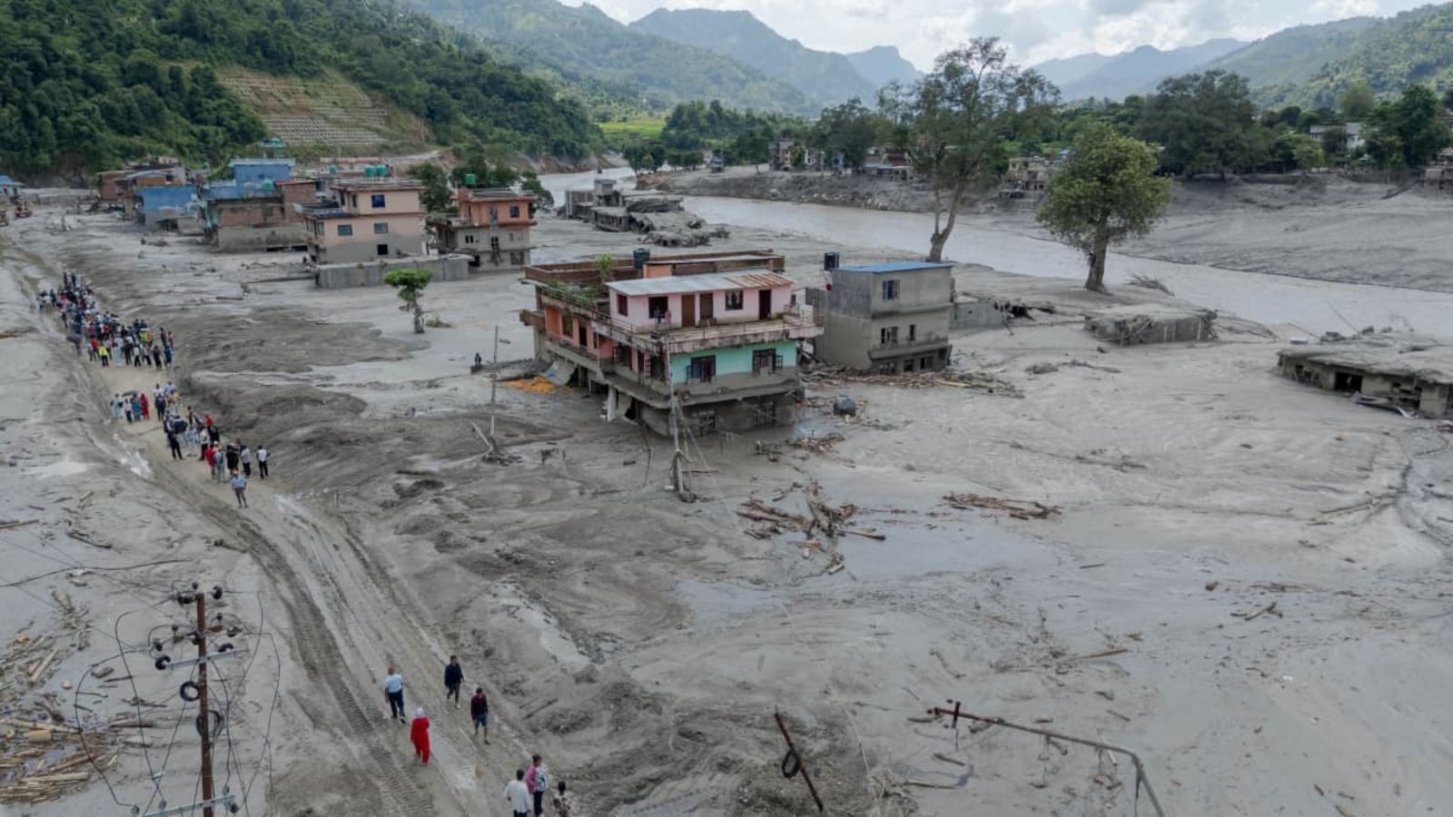 Die von der staatlichen chinesischen Nachrichtenagentur Xinhua zur Verfügung gestellte Aufnahme mit einer Drohne zeigt einen Blick auf ein von einer Sturzflut getroffenes Gebiet.Sulav Shrestha/XinHua/dpa Die von der staatlichen chinesischen Nachrichtenagentur Xinhua zur Verfügung gestellte Aufnahme mit einer Drohne zeigt einen Blick auf ein von einer Sturzflut getroffenes Gebiet.Sulav Shrestha/XinHua/dpa