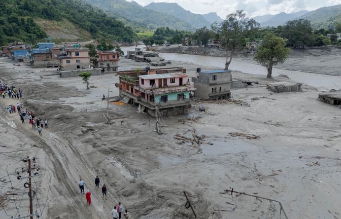 Die von der staatlichen chinesischen Nachrichtenagentur Xinhua zur Verfügung gestellte Aufnahme mit einer Drohne zeigt einen Blick auf ein von einer Sturzflut getroffenes Gebiet.<span class='image-autor'>Sulav Shrestha/XinHua/dpa</span>