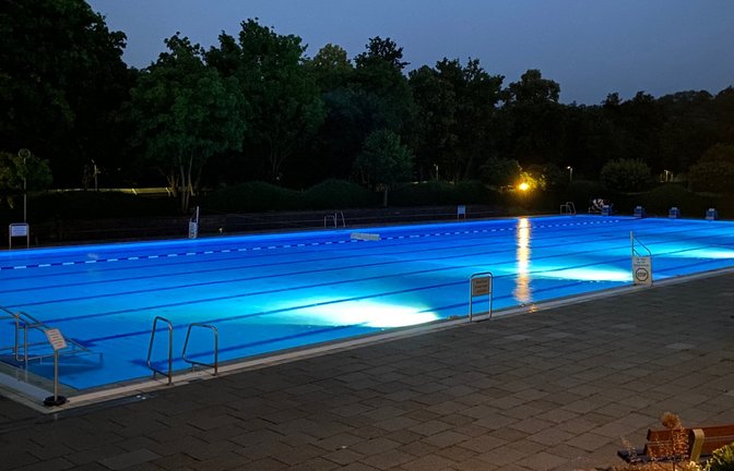 Spezielle Unterwasserscheinwerfer leuchten abends das Vaihinger Freibad aus. <span class='image-autor'>Foto: p</span>