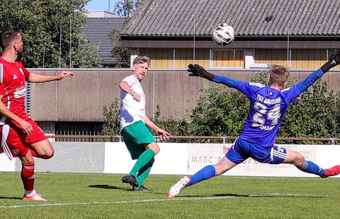 Die endgültige Wende zum Guten für den TSV Heimerdingen: Lars Ruckh (Mi.) hebt den Ball über den Gaildorfer Schlussmann Jonas Goldmann zum 3:3.<span class='image-autor'>Leonie Keppler</span>