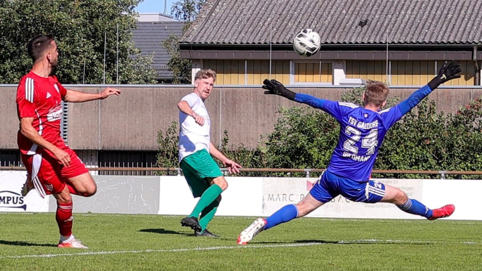 Die endgültige Wende zum Guten für den TSV Heimerdingen: Lars Ruckh (Mi.) hebt den Ball über den Gaildorfer Schlussmann Jonas Goldmann zum 3:3.Leonie Keppler Die endgültige Wende zum Guten für den TSV Heimerdingen: Lars Ruckh (Mi.) hebt den Ball über den Gaildorfer Schlussmann Jonas Goldmann zum 3:3.Leonie Keppler