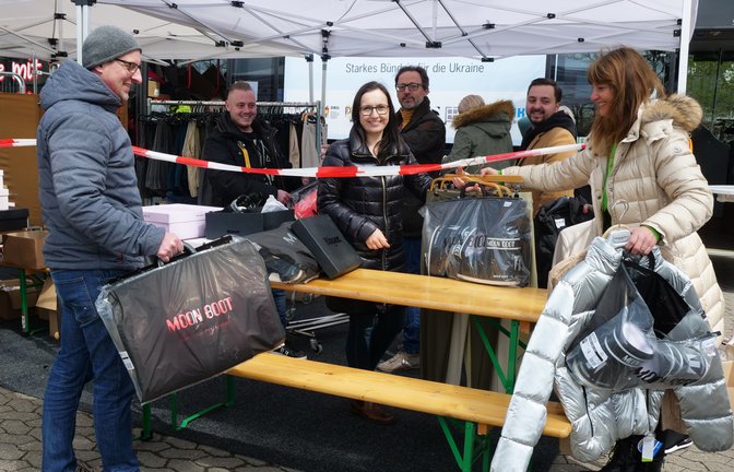 Als „starkes Bündnis für die Ukraine“ waren 16 Helfer am Samstag unterwegs, um Kleiderspenden zu ukrainischen Flüchtlingen zu bringen. Mit dabei waren unter anderem Oana Krichbaum und Marcus Mürle (von rechts), sowie Verena Fix von der Caritas (Mitte). <span class='image-autor'>Foto: Friedrich</span>
