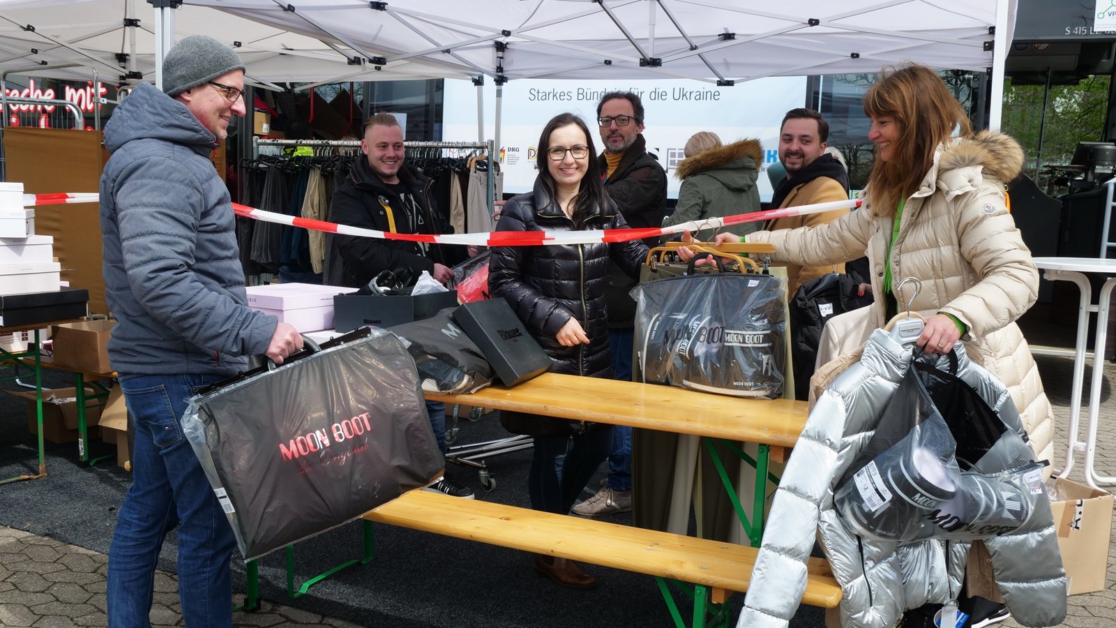 Als „starkes Bündnis für die Ukraine“ waren 16 Helfer am Samstag unterwegs, um Kleiderspenden zu ukrainischen Flüchtlingen zu bringen. Mit dabei waren unter anderem Oana Krichbaum und Marcus Mürle (von rechts), sowie Verena Fix von der Caritas (Mitte). Foto: Friedrich Als „starkes Bündnis für die Ukraine“ waren 16 Helfer am Samstag unterwegs, um Kleiderspenden zu ukrainischen Flüchtlingen zu bringen. Mit dabei waren unter anderem Oana Krichbaum und Marcus Mürle (von rechts), sowie Verena Fix von der Caritas (Mitte). Foto: Friedrich