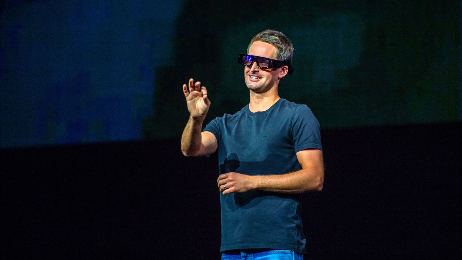 Der Chef des Snapchat-Betreibers Snap, Evan Spiegel, demonstrierte Vorläufer der heutigen Specs bereits in den vergangenen Jahren. (Archivbild)Foto: Andrej Sokolow/dpa Der Chef des Snapchat-Betreibers Snap, Evan Spiegel, demonstrierte Vorläufer der heutigen Specs bereits in den vergangenen Jahren. (Archivbild)Foto: Andrej Sokolow/dpa