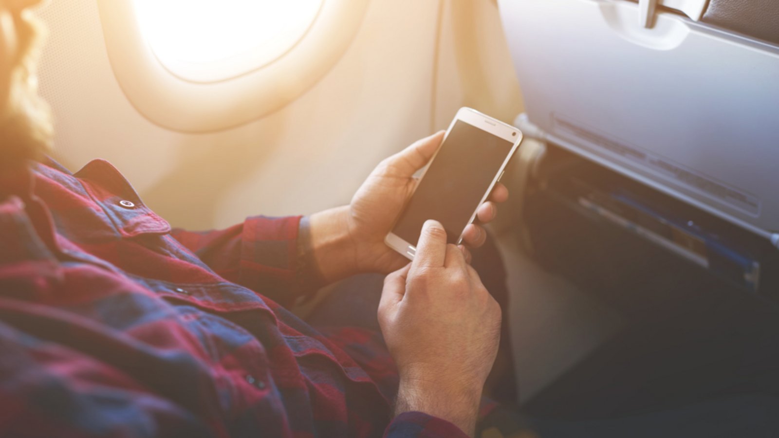 Handynutzung im Flugzeug: Erlaubt oder verboten?Foto: GaudiLab / shutterstock.com