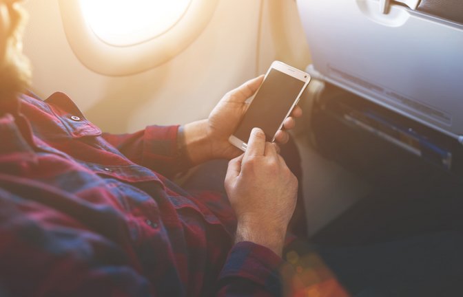 Handynutzung im Flugzeug: Erlaubt oder verboten?<span class='image-autor'>Foto: GaudiLab / shutterstock.com</span>