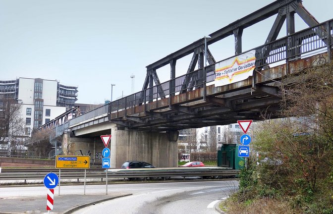 Der Daimlersteg über die B10 und den Neckar weist massive Schäden auf – für die Fraktionsgemeinschaft SÖS/Linke/Puls ist dieser Zustand unhaltbar .<span class='image-autor'>Foto: Alexander Müller</span>
