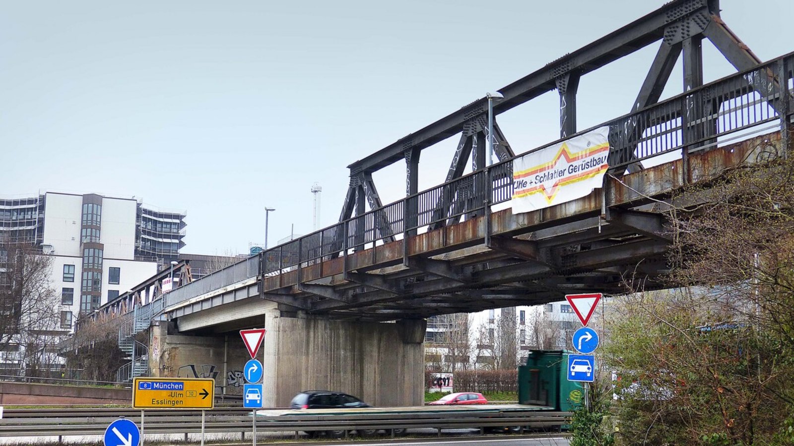 Der Daimlersteg über die B10 und den Neckar weist massive Schäden auf – für die Fraktionsgemeinschaft SÖS/Linke/Puls ist dieser Zustand unhaltbar .Foto: Alexander Müller