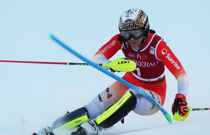 Wendy Holdener aus der Schweiz gewann den ersten Weltcup ihrer Alpin-Karriere - aber nicht alleine.<span class='image-autor'>Foto: Alessandro Trovati/AP/dpa</span>