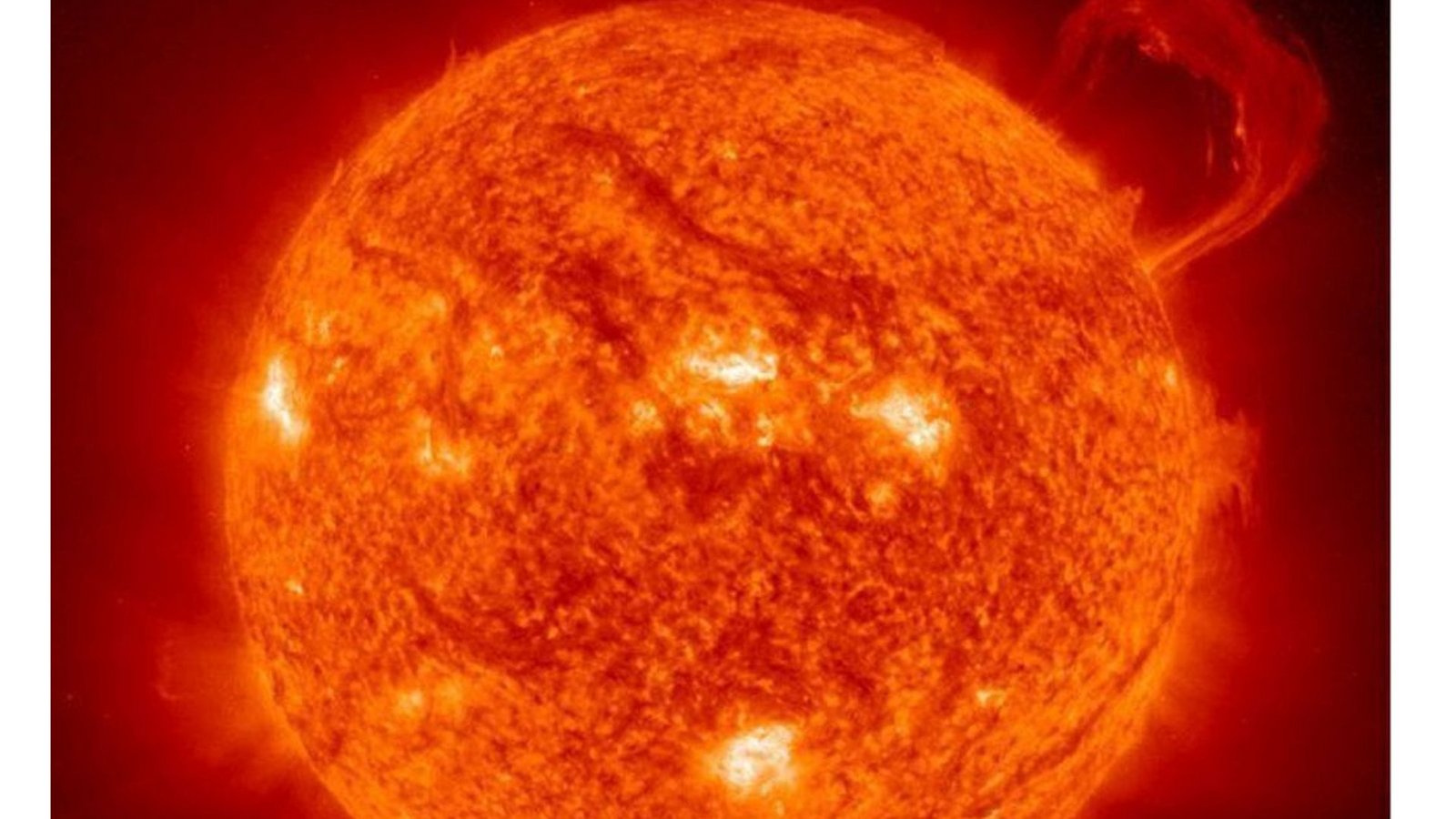SONNENINFERNO: Auch Planeten und Sternen ist ein Ende beschieden, wenngleich ihr Ableben ungleich dramatischer abläuft als beim Menschen. Auch die Sonne wird in einigen Milliarden Jahren ihre Brennstoffvorräte komplett aufgezehrt haben und sich zu einem Feuerball aufblähen, der das 256-fache des heutigen Radius von 1,4 Millionen Kilometern ausmacht. Sie wird zum Roten Riesen, einem Himmelskörper von gigantischen unvorstellbaren Ausmaßen und extrem hoher Temperatur, der Venus, Merkur und am Ende die Erde vernichtet. Nach Berechnungen von Astronomen soll dieser Rote Riese in 7,6 Milliarden Jahren zu einem Weißen Zwerg mutieren – den Überresten ausgebrannter Sterne. Die Menschheit wird davon nichts mehr mitbekommen. In spätestens einer Milliarde Jahre wird die Erde zum Lavaplaneten, auf dem nur noch wenige  Mikroorganismen überleben. Fazit Sonneninferno: Angesichts der zeitlichen Dimensionen ist der solare Crash reines Science-Fiction-Theater. Sollten sich zukünftige Geschlechter nicht rechtzeitig mit Raumschiffen in Sicherheit bringen, wird die Menschheit das Sonneninferno nicht überleben. Bis dahin hat sie noch genügend Zeit, um sich durch Kriege, Seuchen und Umweltzerstörung das eigene Grab zu schaufeln.Foto: dpa