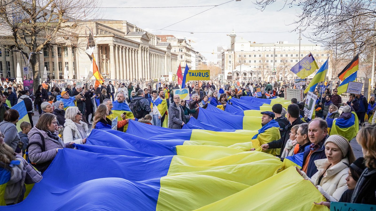 Deutsch-Ukrainische Solidaritätskundgebung auf dem Stuttgarter Schlossplatz: „Was muss noch alles passieren?“Foto: Ferdinando Iannone/Lichtgut Deutsch-Ukrainische Solidaritätskundgebung auf dem Stuttgarter Schlossplatz: „Was muss noch alles passieren?“Foto: Ferdinando Iannone/Lichtgut