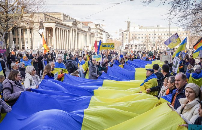 Deutsch-Ukrainische Solidaritätskundgebung auf dem Stuttgarter Schlossplatz: „Was muss noch alles passieren?“<span class='image-autor'>Foto: Ferdinando Iannone/Lichtgut</span>