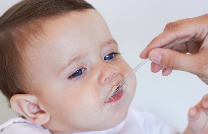 Die richtige Baby-Ernährung sollte in Abstimmung mit dem Kinderarzt erfolgen.<span class='image-autor'>Foto: IMAGO/peopleimages.com/IMAGO/Yuri Arcurs</span>