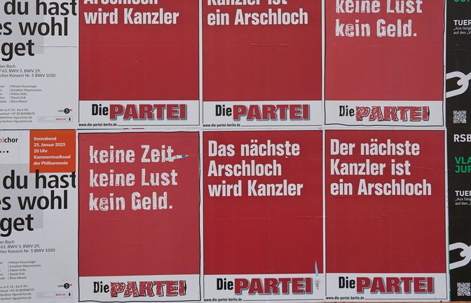 Wahlplakate der Satirepartei „Die Partei“. In Brandenburg hat sich die Partei erfolgreich gegen eine Anordnung gewehrt (Archivfoto).<span class='image-autor'>Foto: IMAGO/epd/IMAGO/Christian Ditsch</span>