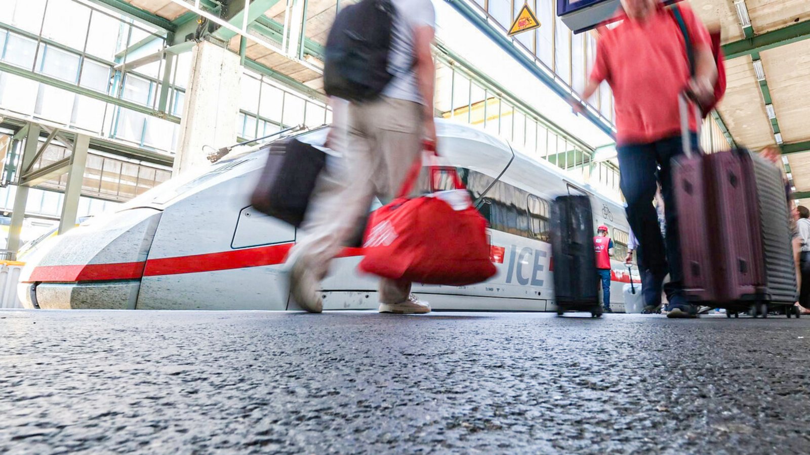 Am Montag war der Bahnverkehr am Stuttgarter Hauptbahnhof für längere Zeit gesperrt.Foto: dpa/Bernd Weißbrod