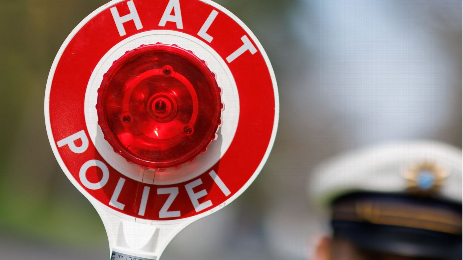 Bei einer Polizeikontrolle wollte der 31-Jährige die Beamten täuschen. (Symbolbild)Foto: dpa/Daniel Karmann Bei einer Polizeikontrolle wollte der 31-Jährige die Beamten täuschen. (Symbolbild)Foto: dpa/Daniel Karmann