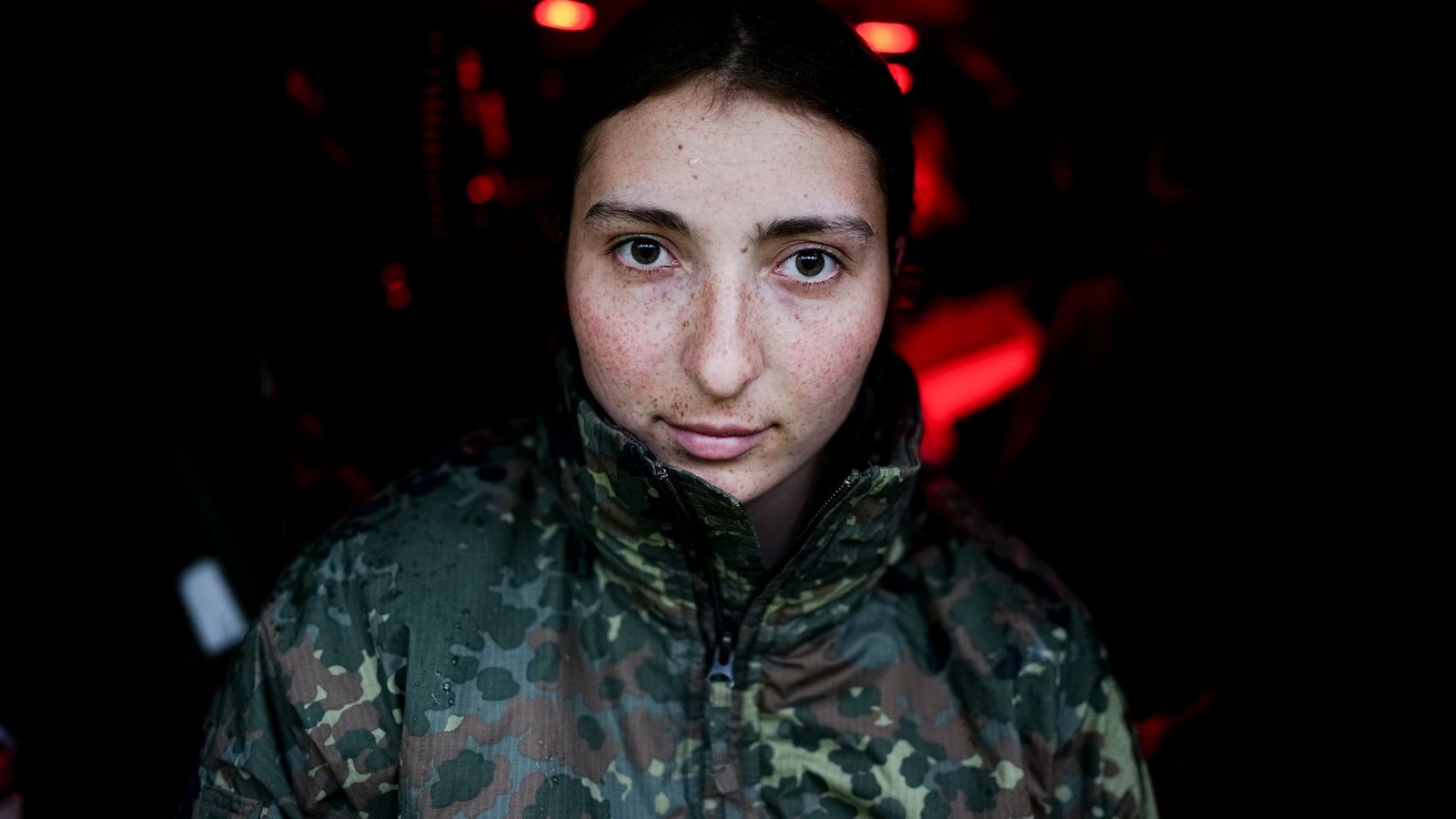Fine ist Fahrerin des Schützenpanzers.Foto: Kay Nietfeld/dpa