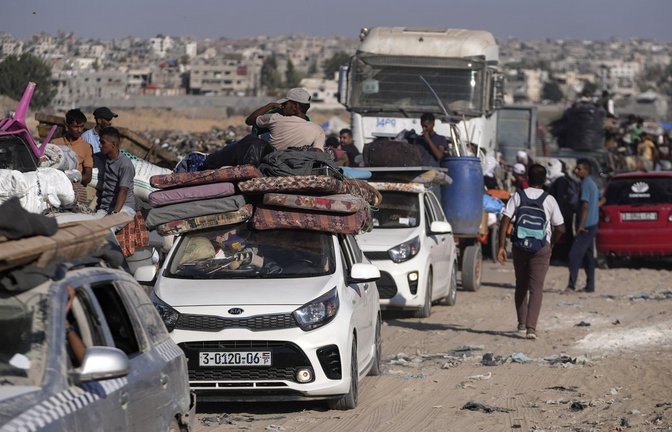 Palästinenser fliehen aus ihrem Gebiet im Gazastreifen, nachdem das israelische Militär die Evakuierung angeordnet hat und erklärt hat (Archivfoto).<span class='image-autor'>Foto: Abdel Kareem Hana/AP/dpa/Abdel Kareem Hana</span>