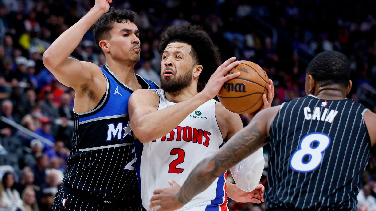Tristan da Silva (l) konnte Cade Cunningham nicht aufhalten.Foto: Duane Burleson/AP/dpa