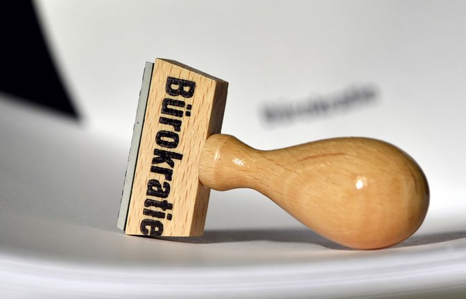 In einer Bürokratie ist alles bis ins Kleinste geregelt und streng geordnet, jeder hat seine klar umschriebene Aufgabe. Vorschriften legen exakt fest, wie gehandelt werden muss.<span class='image-autor'>Foto: Ralf Hirschberger/dpa</span>