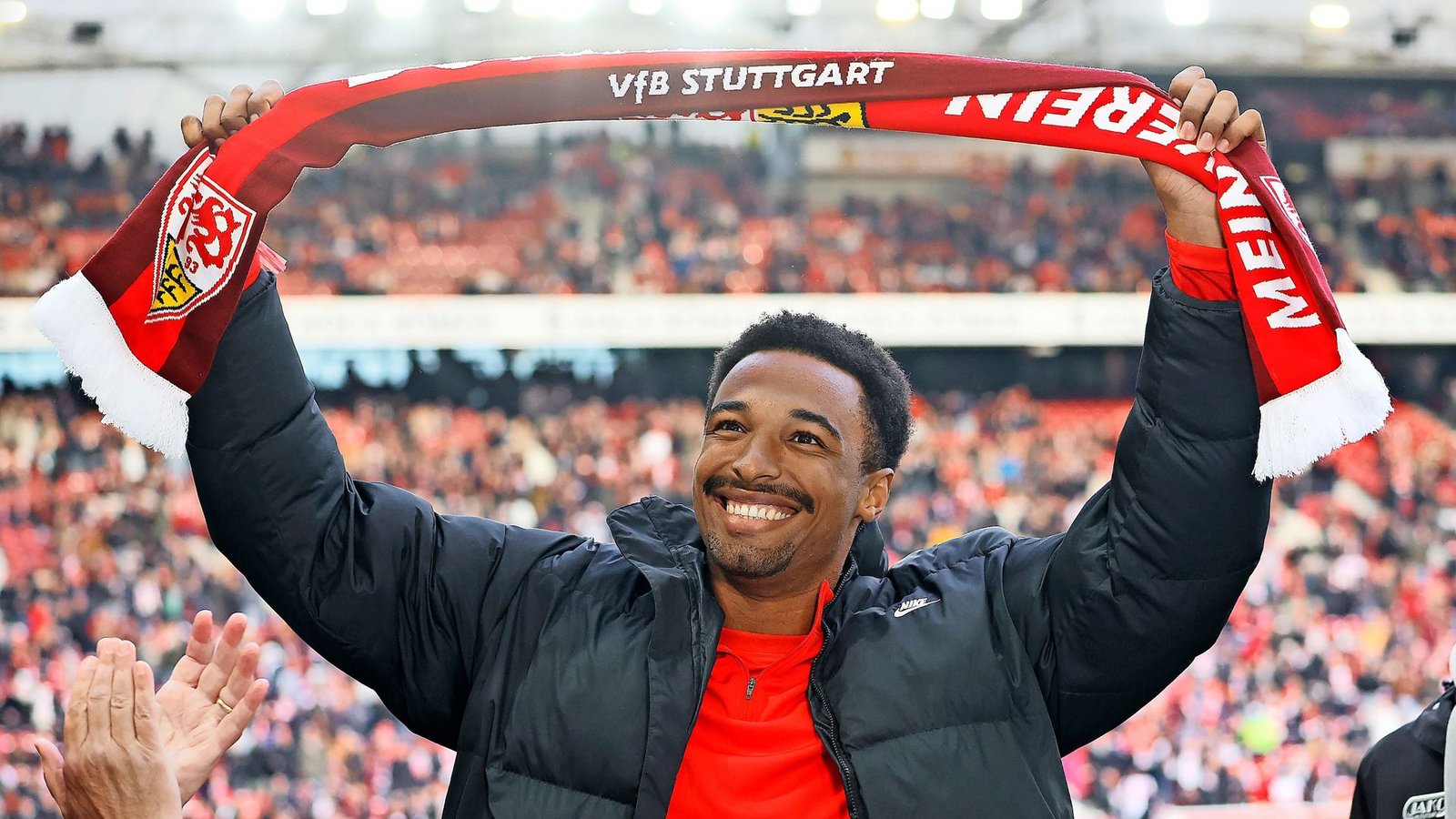Leichtathlet Leo Neugebauer im Dezember 2025 bei einem Besuch in der Stuttgarter MHP-Arena.Foto: Baumann/Julia Rahn