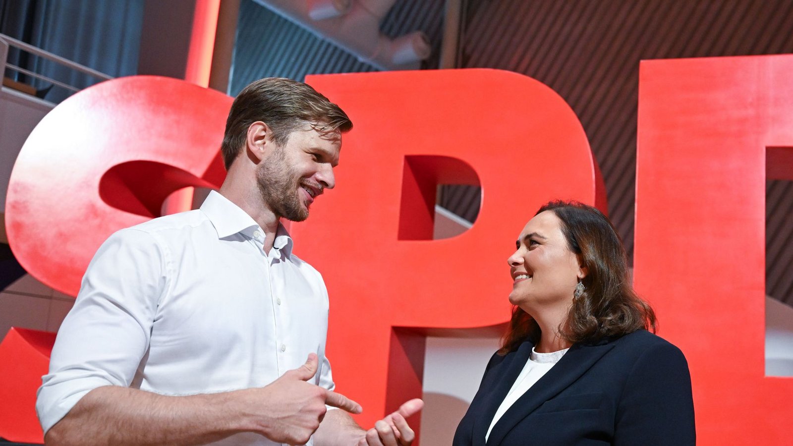 Die neue SPD-Landesvorsitzenden Robin Mesarosch und Isabell Cademartori: Wer „verarscht“ hier wen?Foto: Bernd Weißbrod/dpa Die neue SPD-Landesvorsitzenden Robin Mesarosch und Isabell Cademartori: Wer „verarscht“ hier wen?Foto: Bernd Weißbrod/dpa