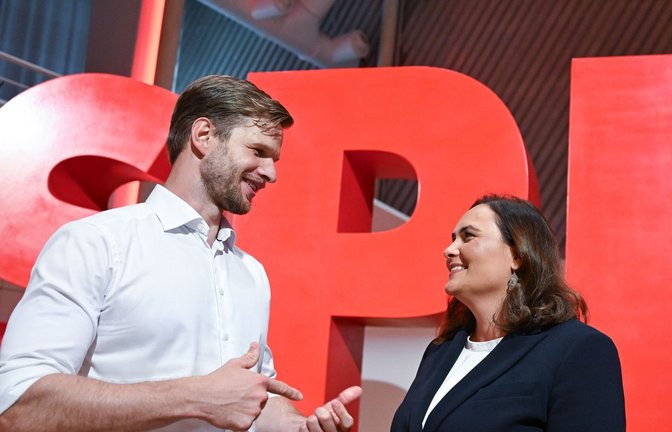 Die neue SPD-Landesvorsitzenden Robin Mesarosch und Isabell Cademartori: Wer „verarscht“ hier wen?<span class='image-autor'>Foto: Bernd Weißbrod/dpa</span>