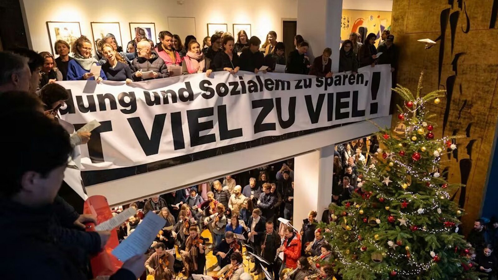 Protest verbindet – Aktion gegen die Einsparungen bei Bildung, Sozialem und Kultur im Stuttgarter RathausFoto: Lichtgut Protest verbindet – Aktion gegen die Einsparungen bei Bildung, Sozialem und Kultur im Stuttgarter RathausFoto: Lichtgut
