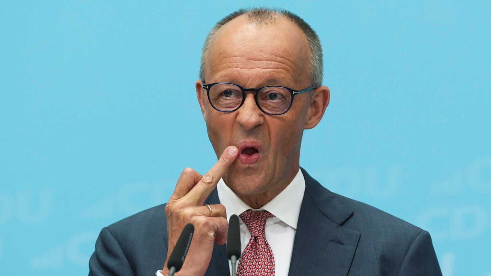 Wohin treibt es den Kanzler? Friedrich Merz in vermeintlicher Protestpose nach den für seine Partei verheerenden Landtagswahlen.Foto: Imago Wohin treibt es den Kanzler? Friedrich Merz in vermeintlicher Protestpose nach den für seine Partei verheerenden Landtagswahlen.Foto: Imago