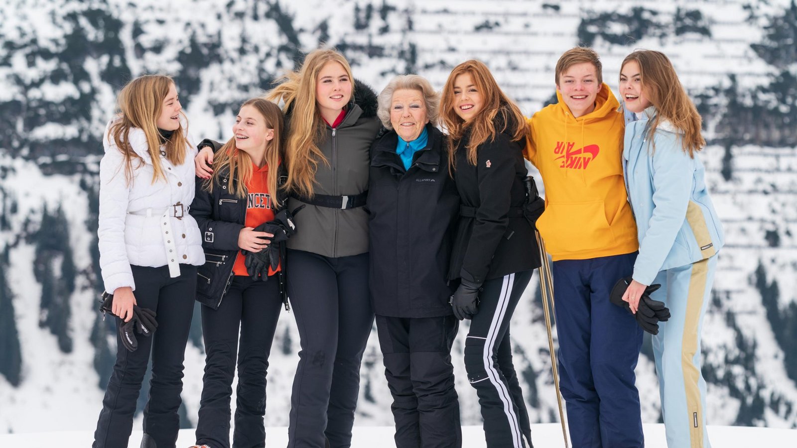 2020: Prinzessin Ariane, Gräfin Leonore, Prinzessin Amalia, Prinzessin Beatrix, Prinzessin Alexia, Graf Claus-Casimir und Gräfin Eloise stehen für einen offiziellen Fototermin während ihres Winterurlaubs zusammen. Eloise, Claus-Casimir und Leonore sind die Kinder von Prinz Constantijn und seiner Frau Laurentien. Constantijn ist der jüngste Bruder von Willem-Alexander.Foto: picture alliance/dpa/APA | Dietmar Stiplovsek
