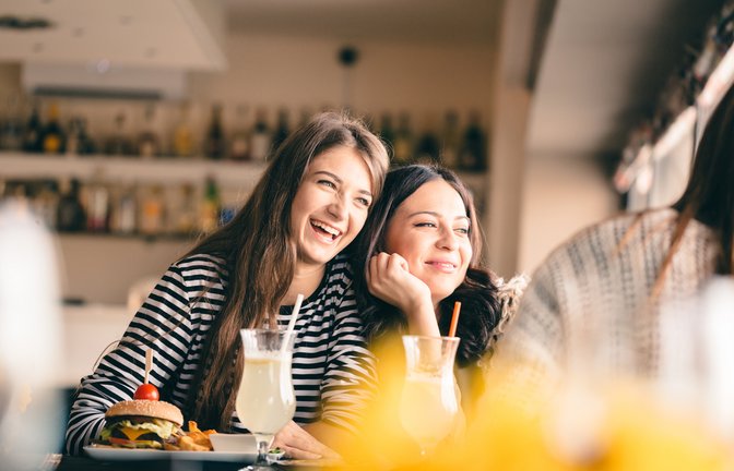 Freundinnen feiern - darum geht es beim Galentine's Day.<span class='image-autor'>Foto: MAD.vertise/ Shutterstock</span>