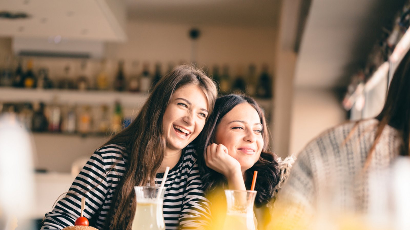 Freundinnen feiern - darum geht es beim Galentine's Day.Foto: MAD.vertise/ Shutterstock Freundinnen feiern - darum geht es beim Galentine's Day.Foto: MAD.vertise/ Shutterstock