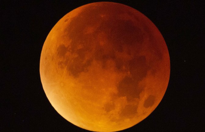 Der Mond erscheint am 21. Januar über Stuttgart während einer Mondfinsternis fast vollständig in einem rötlichen Farbton. Ursache des roten Schimmers sind die roten Anteile des Spektrums der Sonnenstrahlen, die durch die Erdatmosphäre in den Kernschatten der Erde abgelenkt werden.<span class='image-autor'>Foto: dpa</span>