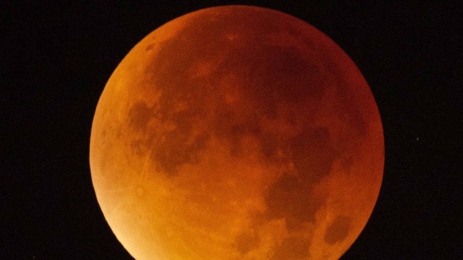 Der Mond erscheint am 21. Januar über Stuttgart während einer Mondfinsternis fast vollständig in einem rötlichen Farbton. Ursache des roten Schimmers sind die roten Anteile des Spektrums der Sonnenstrahlen, die durch die Erdatmosphäre in den Kernschatten der Erde abgelenkt werden.Foto: dpa Der Mond erscheint am 21. Januar über Stuttgart während einer Mondfinsternis fast vollständig in einem rötlichen Farbton. Ursache des roten Schimmers sind die roten Anteile des Spektrums der Sonnenstrahlen, die durch die Erdatmosphäre in den Kernschatten der Erde abgelenkt werden.Foto: dpa