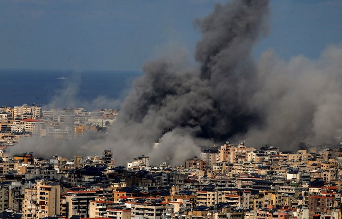 Nach einem israelischen Luftangriff im Süden Beiruts steigt schwarzer Rauch auf (Archivfoto).<span class='image-autor'>Foto: Marwan Naamani/dpa/Marwan Naamani</span>