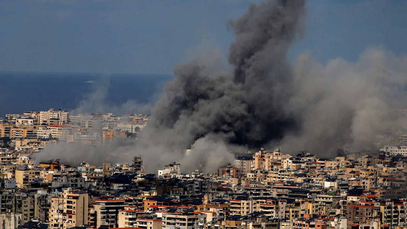 Nach einem israelischen Luftangriff im Süden Beiruts steigt schwarzer Rauch auf (Archivfoto).Foto: Marwan Naamani/dpa/Marwan Naamani Nach einem israelischen Luftangriff im Süden Beiruts steigt schwarzer Rauch auf (Archivfoto).Foto: Marwan Naamani/dpa/Marwan Naamani