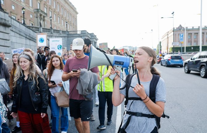 Die schwedische Aktivistin Greta Thunberg und weitere, überwiegend junge Menschen ziehen durch Stockholm.<span class='image-autor'>Foto: Christine Olsson/TT NEWS AGENCY/AP/dpa</span>