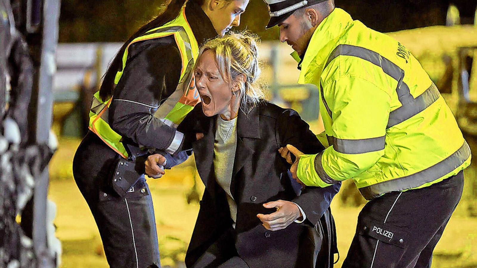 Riccarda (Anna Schudt) bricht am Unfallort zusammen.Foto: WDR/Windlight Pictures/Alessio M. Schroder Riccarda (Anna Schudt) bricht am Unfallort zusammen.Foto: WDR/Windlight Pictures/Alessio M. Schroder