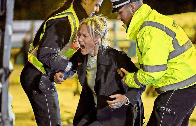 Riccarda  (Anna Schudt) bricht am Unfallort zusammen.<span class='image-autor'>Foto: WDR/Windlight Pictures/Alessio M. Schroder</span>