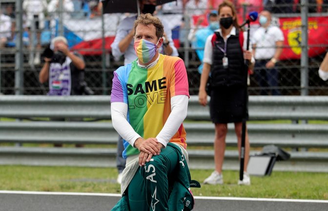 Aston-Martin-Pilot Sebastian Vettel kniet vor einem Rennen zur Unterstützung der Black-Lives-Matter-Bewegung nieder und trägt ein T-Shirt in Regenbogenfarben.<span class='image-autor'>Foto: Florion Goga/Pool Reuters/AP/dpa</span>